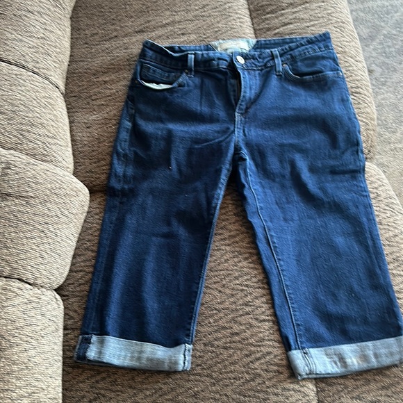 Womens Levi capris. Like brand new - Picture 1 of 2